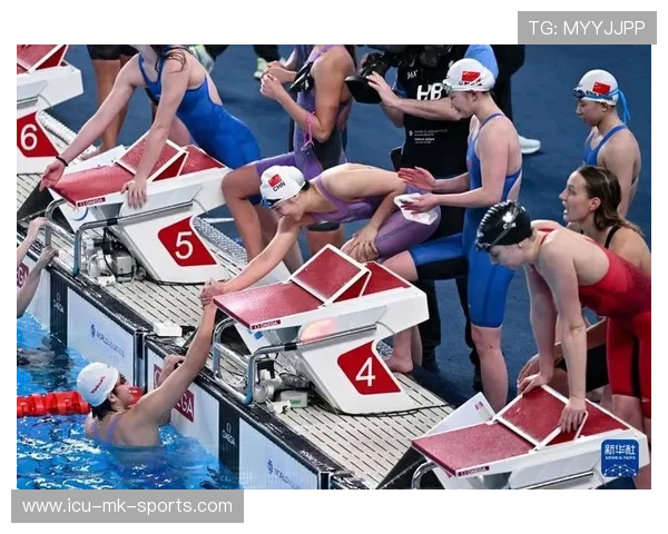 游泳队成员之间的默契配合令人惊叹